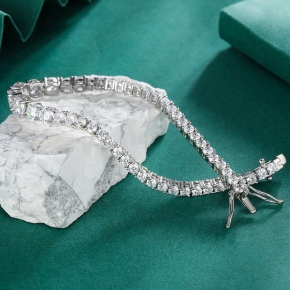 18kt white gold graduated CZ tennis bracelet 7.5 inches with safety clasp - Picture 2 of 4